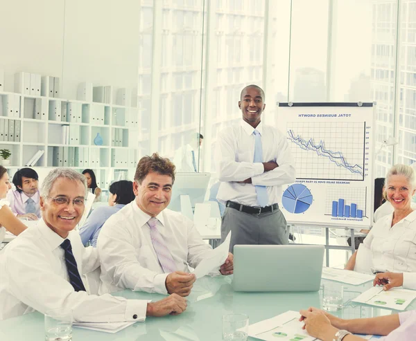 Gente de negocios trabajando en oficina — Foto de Stock