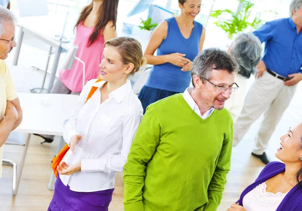 Les gens d'affaires parlent dans le bureau — Photo