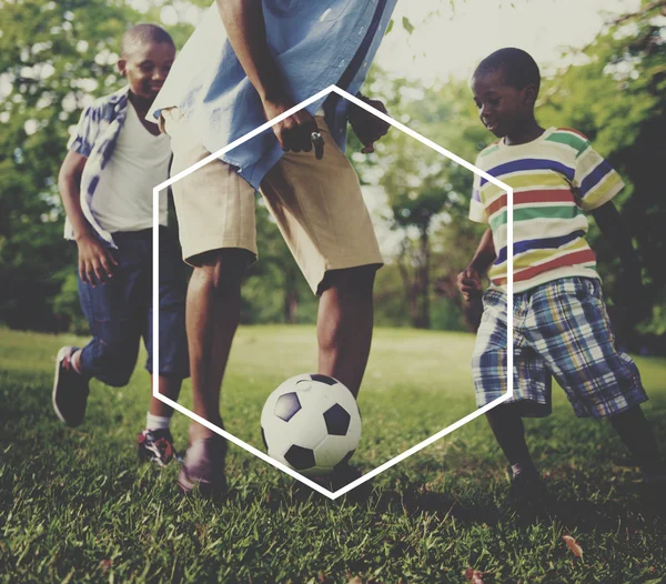 Padre e hijos jugando al fútbol — Foto de Stock