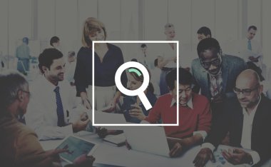 İş adamları konuşuyor.