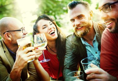 Dışarı asılı açık havada partide arkadaşlar