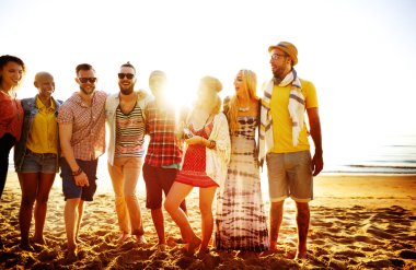 Mutlu arkadaşlar sahilde eğleniyor.