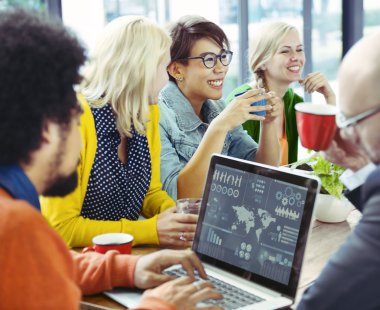 Grup çeşitli neşeli insan