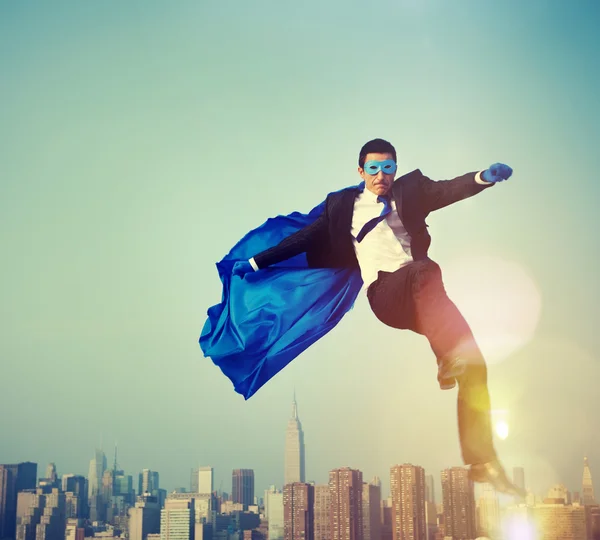 Biznesmen w superbohatera kostiumy — Zdjęcie stockowe