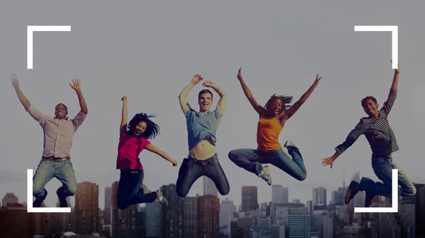 Gruppe multiethnischer Menschen springt — Stockfoto
