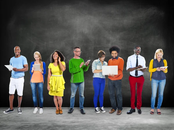 Mensen staan samen met digitale apparaten — Stockfoto