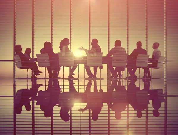 Gli uomini d'affari durante la discussione — Foto Stock