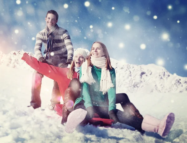 Friends playing outdoors during winter — Stock Photo, Image