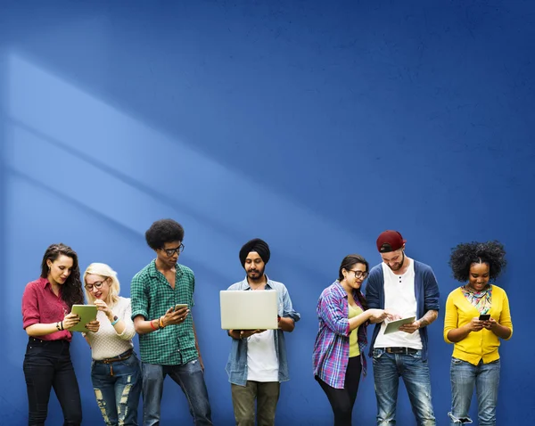 College students using wireless devices — Stock Photo, Image