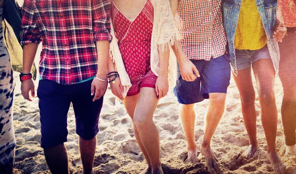 Amigos felizes se divertindo na praia — Fotografia de Stock