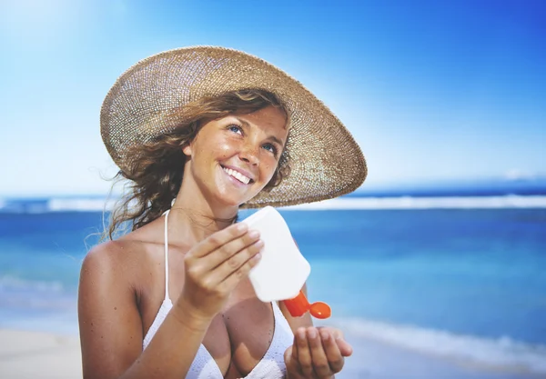 Concetto spiaggia donna sorridente — Foto Stock