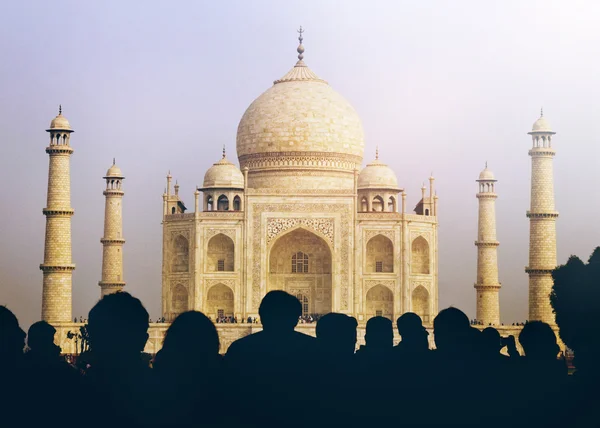 Taj Mahal con silhouette turistiche — Foto Stock