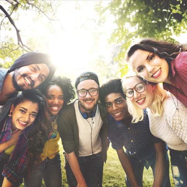 Freunde stehen zusammen und schauen in die Kamera — Stockfoto