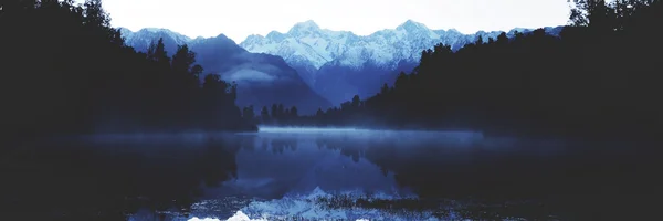 Lindas montanhas com lago — Fotografia de Stock