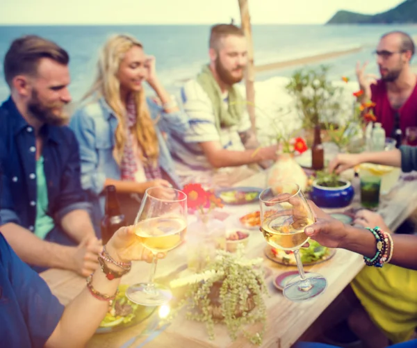 Glada vänner umgås på beach party — Stockfoto