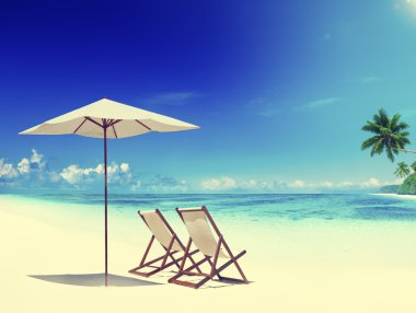 Güverte sandalyeleri tropikal plaj tatil yaz tatili kavramı