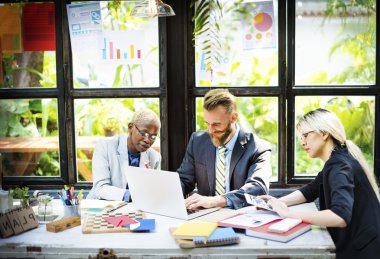 Ofiste çalışan iş adamları