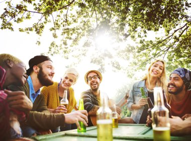 Dışarı asılı açık havada partide arkadaşlar