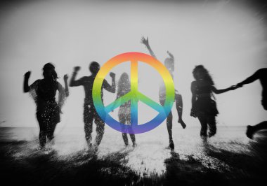 Mutlu arkadaşlar sahilde eğleniyor.