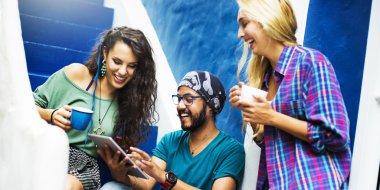 Arkadaşlar kavramı asılı