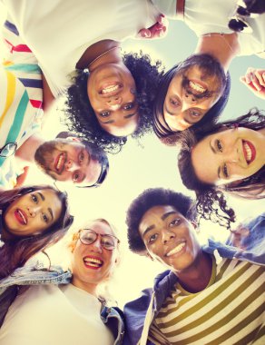 birlikte ayakta ve kamera için arıyorum arkadaşlar