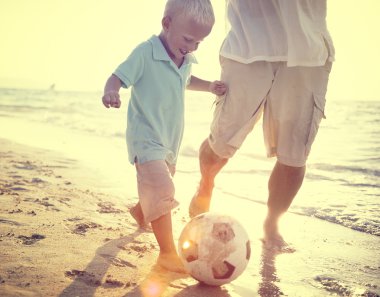 Baba ve oğul futbol kavramı oynamak