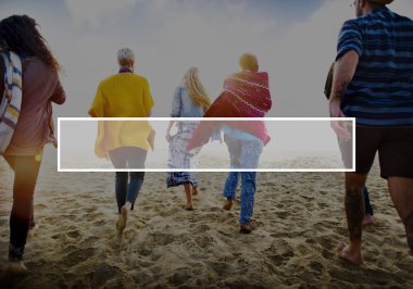 mutlu arkadaş sahilde