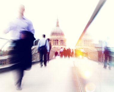 Sokağın karşısındaki insanlar