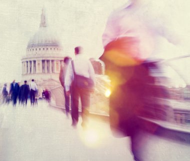 Sokağın karşısındaki insanlar