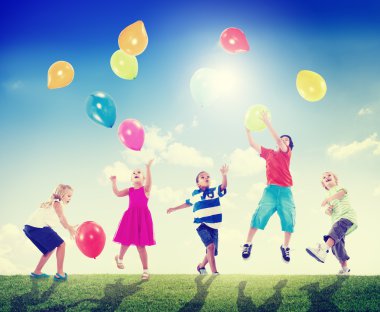 Çocuklar balonlarla oynuyor