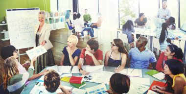  Classrom sunuda öğrenciler