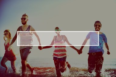 Mutlu arkadaşlar sahilde eğleniyor.