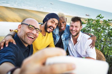 Sahilde selfie alarak arkadaşlar