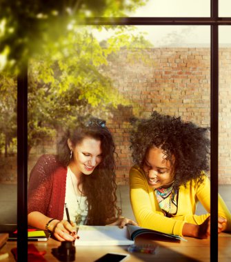 sınıfta okuyan kız öğrencilerin