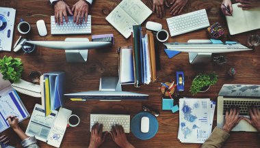 Office, dijital cihazlar çalışan insanlar