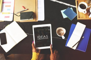 Tablet kullanan kadın