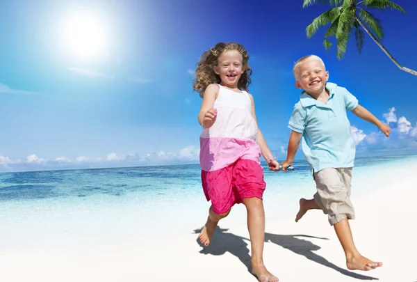 Frère et sœur à Beach Concept — Photo