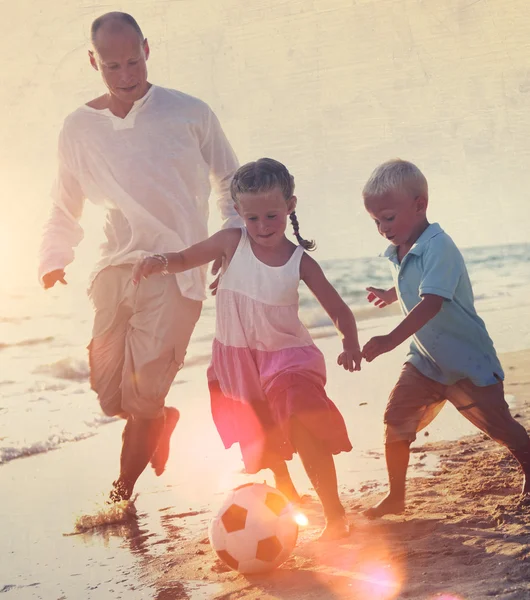 Familie spielt Fußballkonzept — Stockfoto