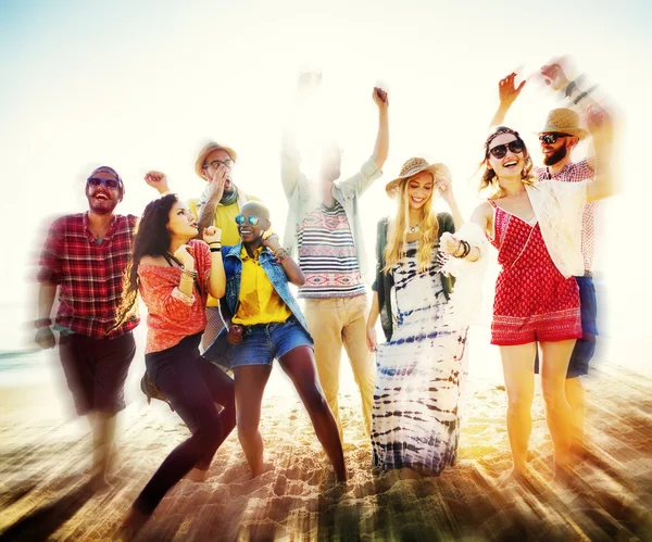 Vrolijke vrienden opknoping op de beach party — Stockfoto