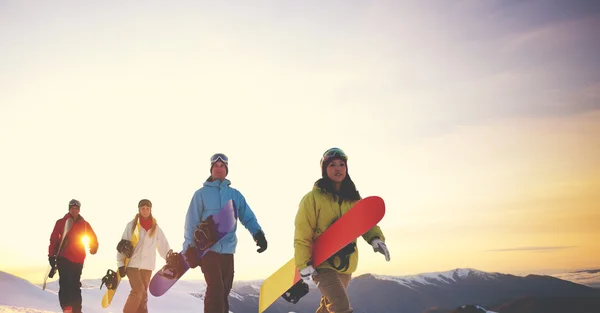 Люди с сноубордами в горах — стоковое фото