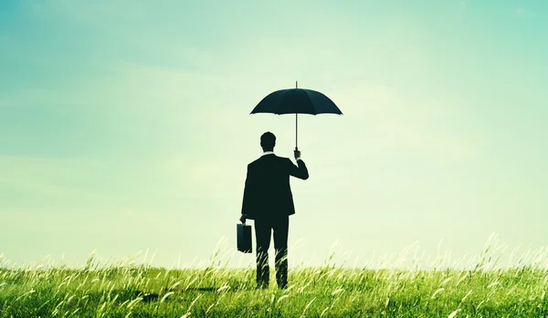 Бізнесмен парасольку захисту концепції — стокове фото