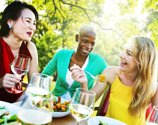 Amigas colgando en la fiesta al aire libre — Foto de Stock