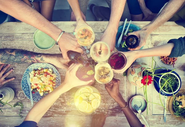 Comida e bebida na mesa — Fotografia de Stock