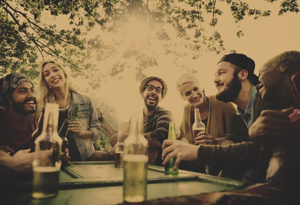 Amigos pasando el rato en la fiesta al aire libre — Foto de Stock