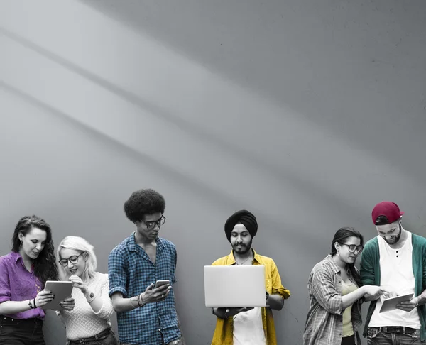 College students using wireless devices — Stock Photo, Image