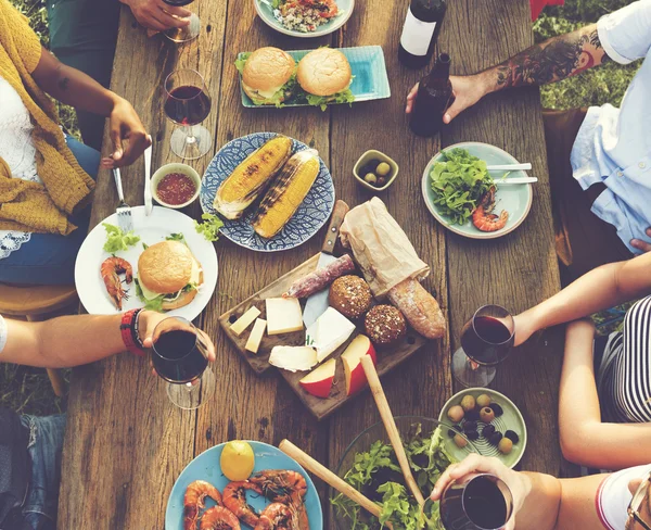 Pessoas almoçando ao ar livre — Fotografia de Stock