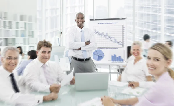 Gente de negocios trabajando en oficina — Foto de Stock