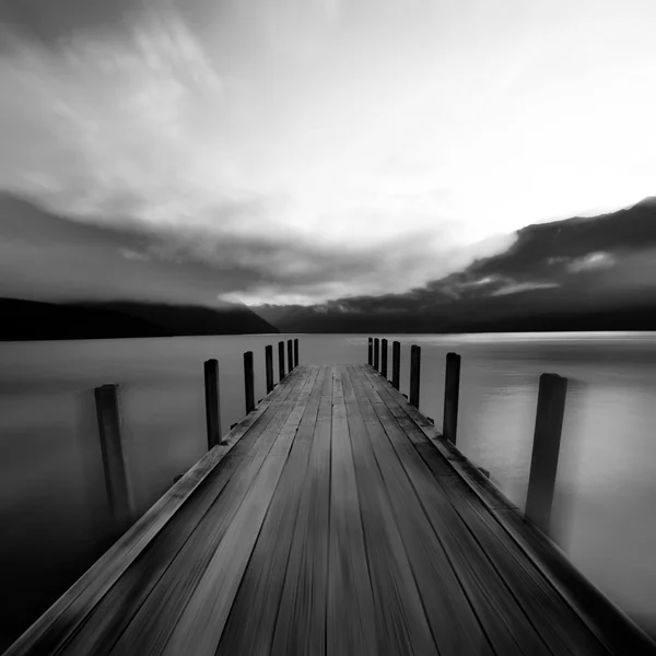 Спокойное мирное озеро — стоковое фото