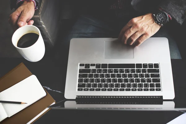 Homem usando laptop — Fotografia de Stock