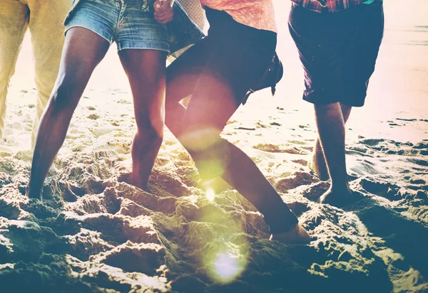 Cheerful friends hanging out on the beach party — Stock Photo, Image